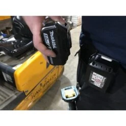 Stealth Mount Accuhouder Voor Makita 18V LXT, 6-pack Blauw 12 Stealth Mount Accuhouder Voor Makita 18V LXT, 6-pack Blauw -Makita Shop Nederland 960 000 0005 sfeer 1 1