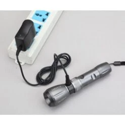 TAB Professional Lighting® Accu Staaflamp 3Watt Power-LED, Focus Spot/flood, Oplaadbaar 12-24/230V -Makita Shop Nederland tab24112 laden